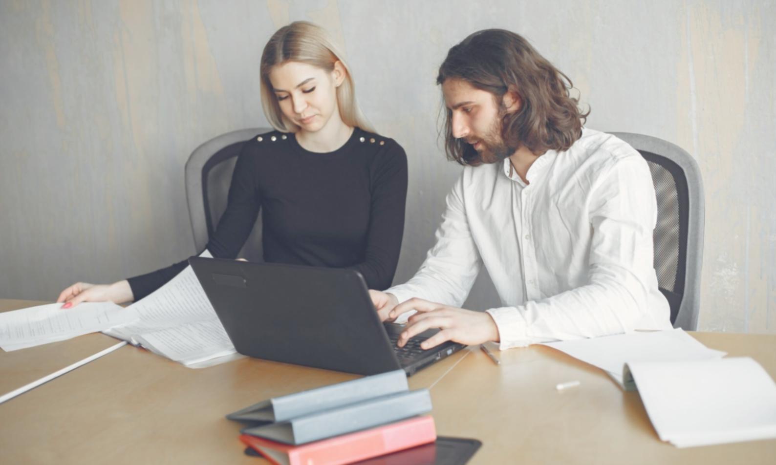 Professionelle Finanzberatung bei palvoriex - Moderne Arbeitsplätze mit neuester Analysetechnologie