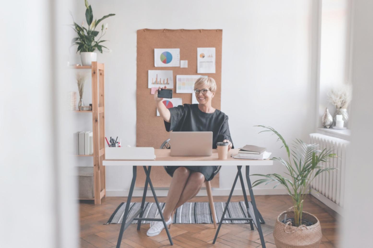 Gruppe internationaler Studierender in Diskussion über Finanzthemen